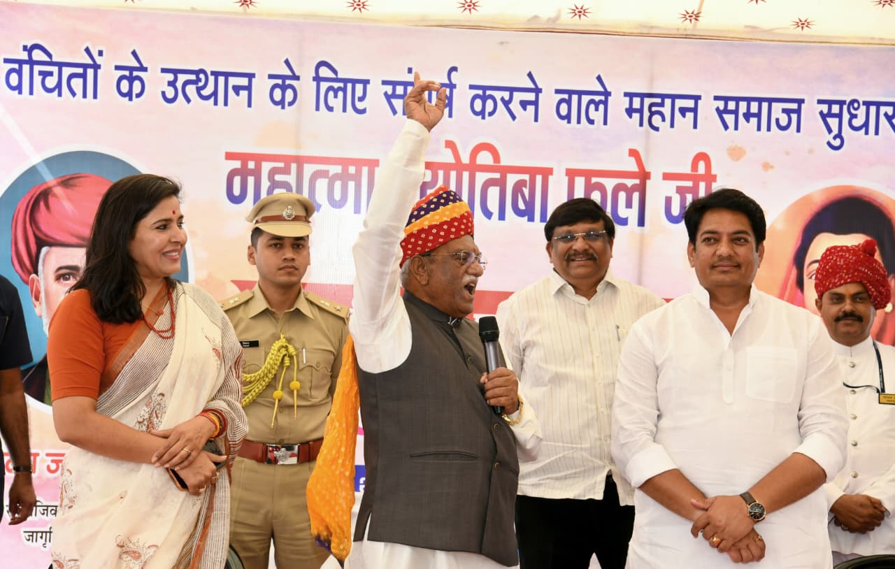 महात्मा ज्योतिबा फुले जयंती पर राज्यपाल ने पुष्पांजलि अर्पित कर श्रद्धा सुमन अर्पित किए