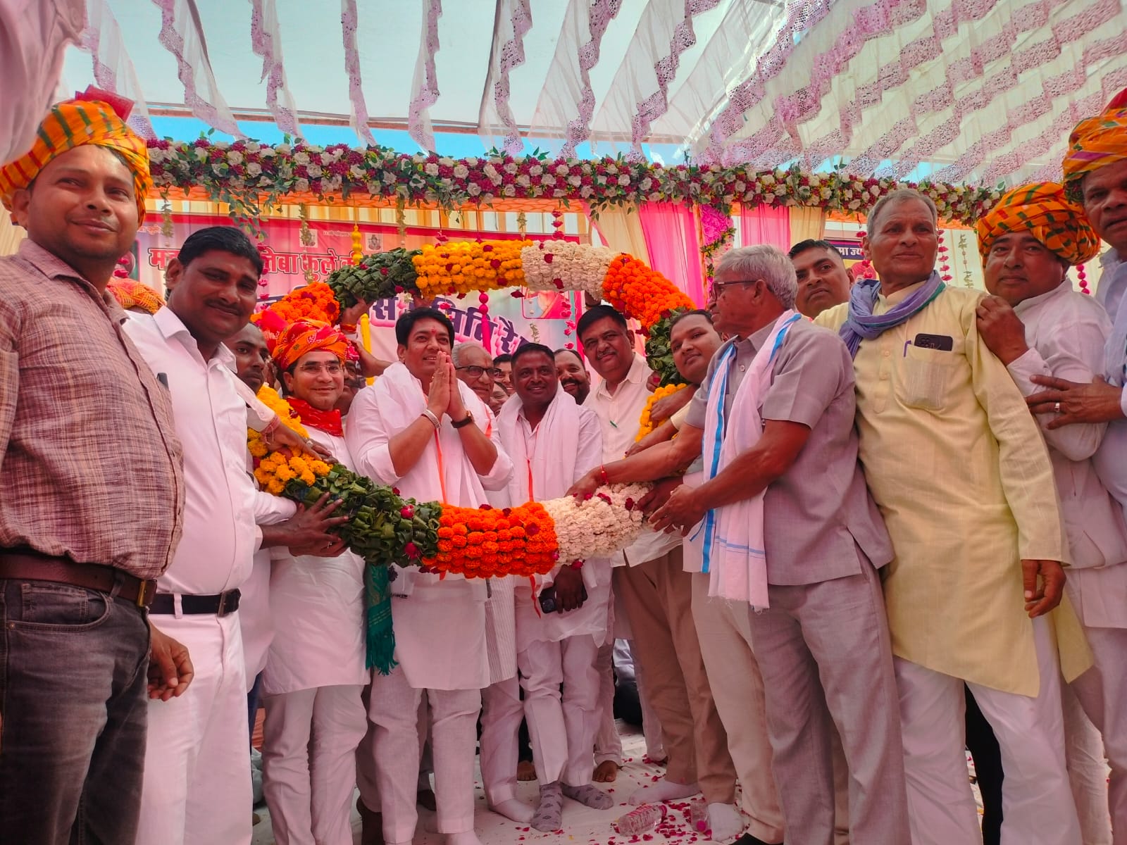 सामाजिक न्याय मंत्री, वन राज्यमंत्री एवं राज्य सभा सांसद ने रैणी में महात्मा ज्योतिबा फूले की प्रतिमा का किया अनावरण