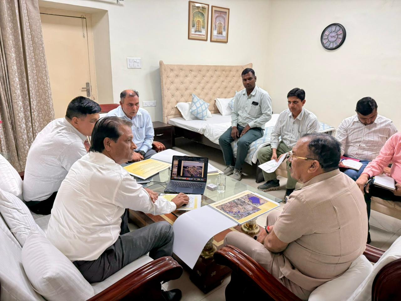 भू-माफिया, अतिक्रमी, अराजक तत्व और धुसपैठियों पर करें सख्त कार्यवाही विधानसभा अध्यक्ष ने ली अजमेर उत्तर क्षेत्र के सभी थाना प्रभारियों की बैठक
