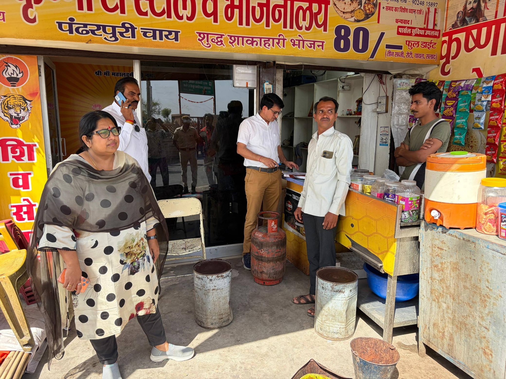 प्रतिष्ठान पर घरेलू गैस सिलेण्डर दुरुपयोग पर हुई कार्यवाही