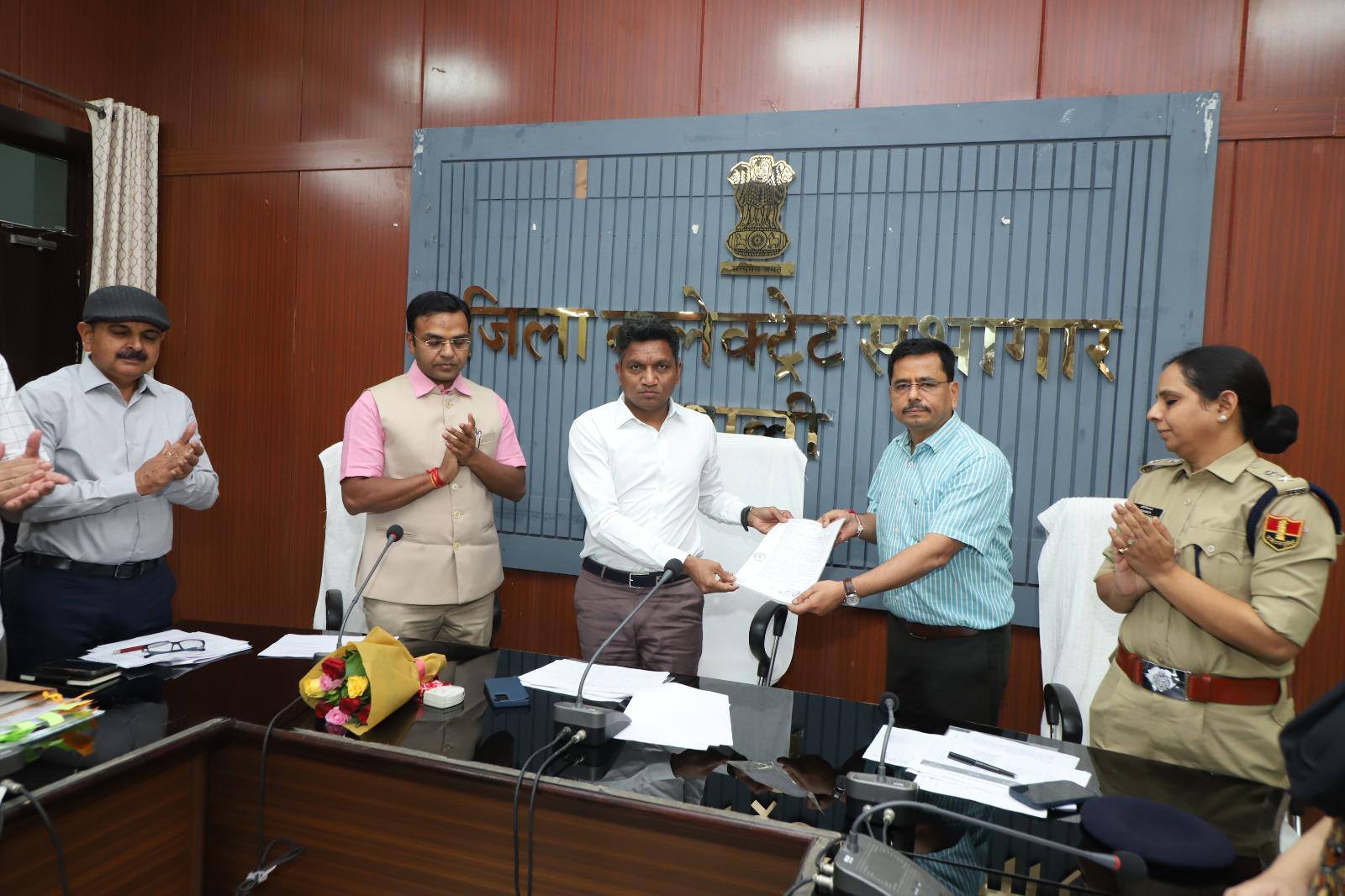 जिला प्रभारी सचिव पी रमेश ने ली समीक्षा बैठक, समयबद्ध एवं प्रभावी क्रियान्वयन के दिए निर्देश