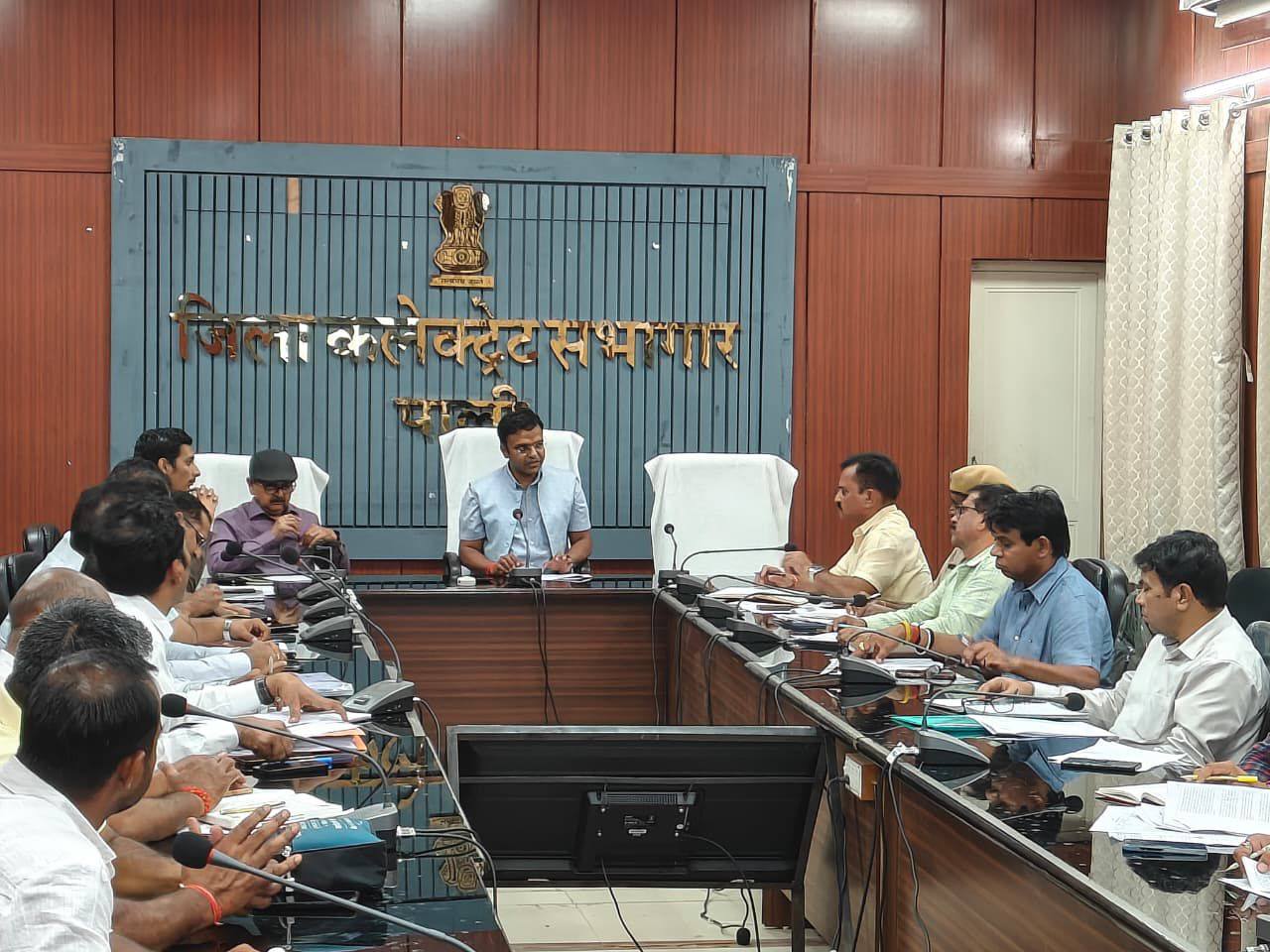 सड़क सुरक्षा समिति की बैठक में जिला कलेक्टर ने दिये आवश्यक निर्देश