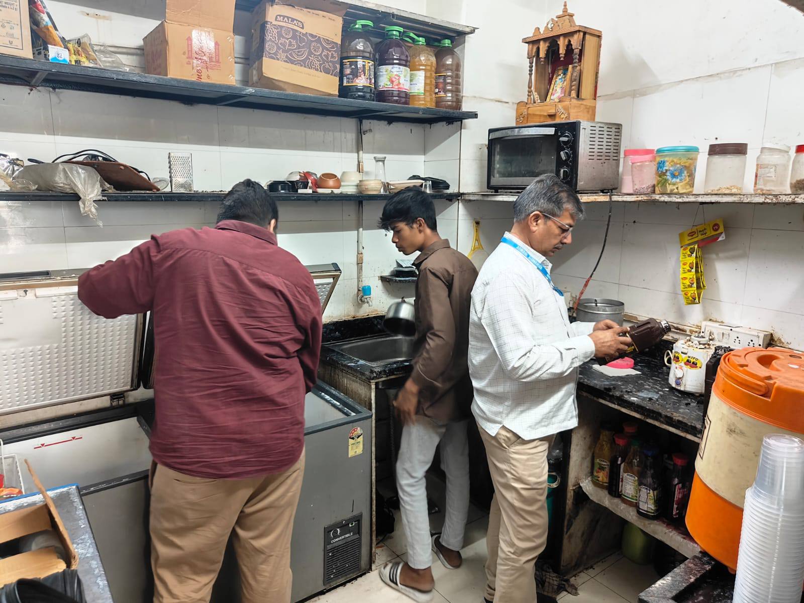 पाली शहर में खाद्य सुरक्षा विभाग की कार्रवाई, लोढ़ा स्कूल के पास लस्सी कॉर्नर से लिए नमूने