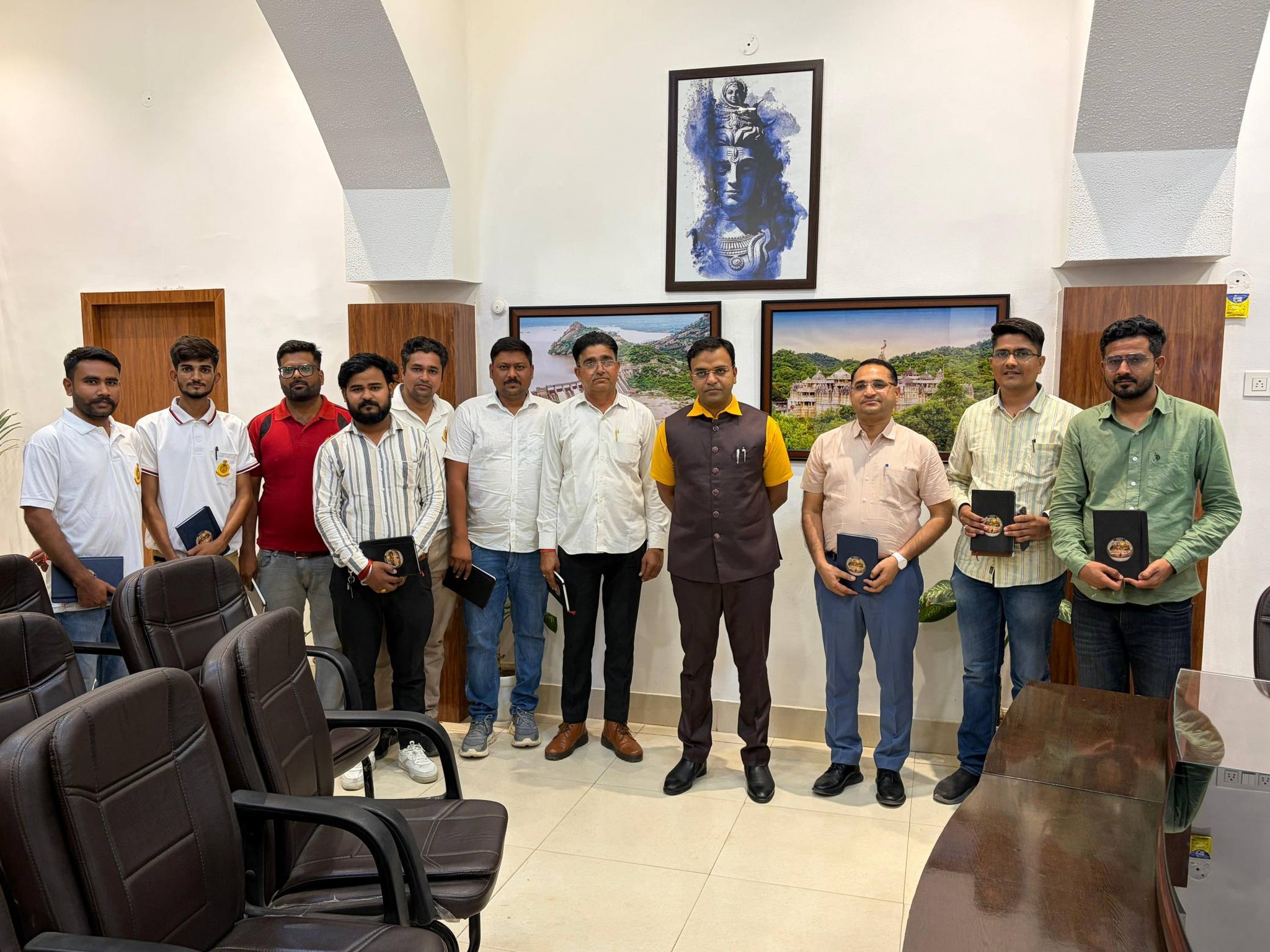 जान की परवाह किये बगैर आग बुझाने वाले अग्निशमन कार्मिको से मिले जिला कलक्टर, मोमेन्टो भेंट कर किया सम्मान