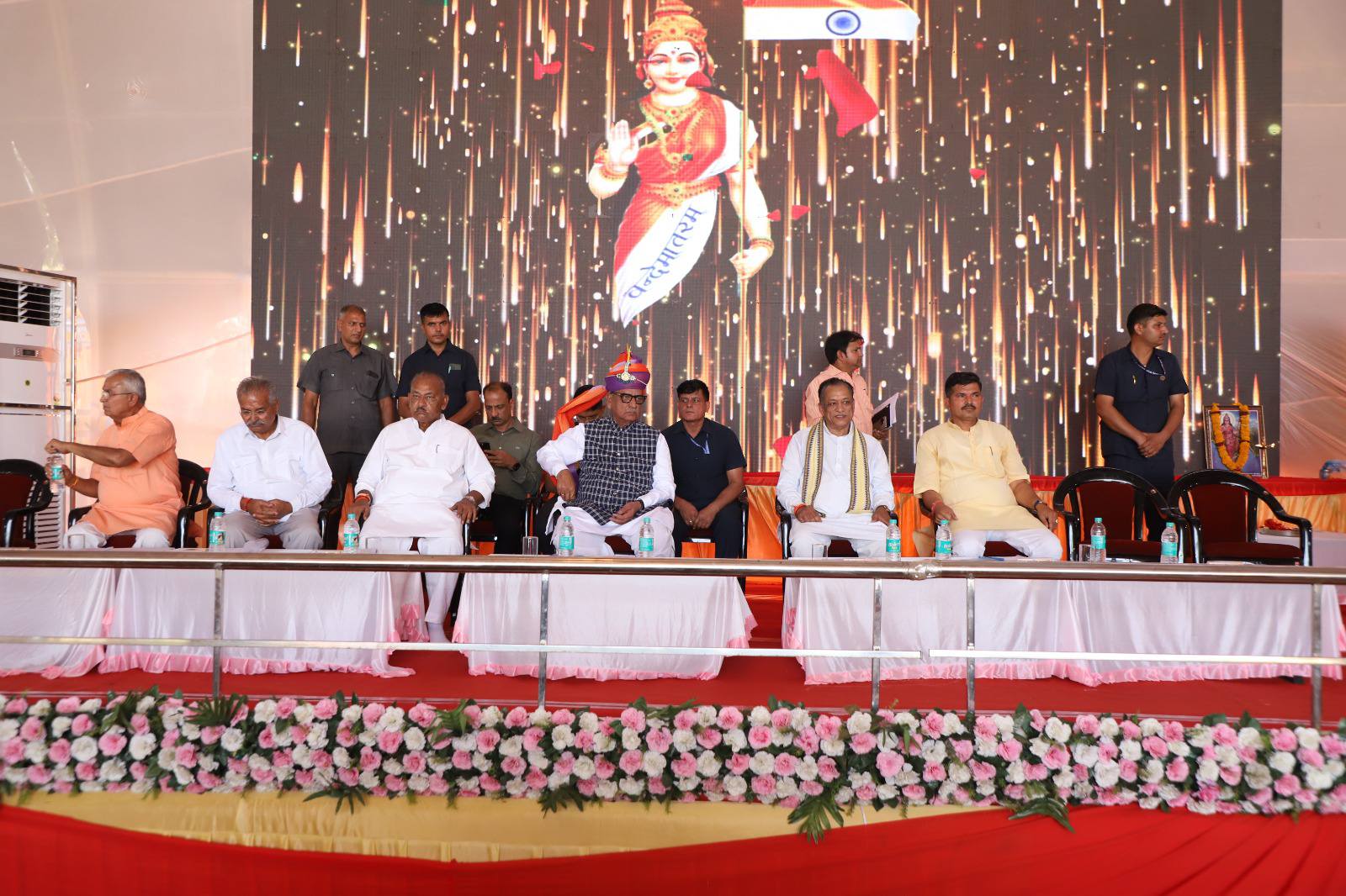 राज्यपाल माथुर एवं मंत्री कुमावत ने तखतगढ़ में 100 फीट ऊंचे तिरंगे व विभिन्न विकास कार्यों का किया उदघाटन व लोकार्पण