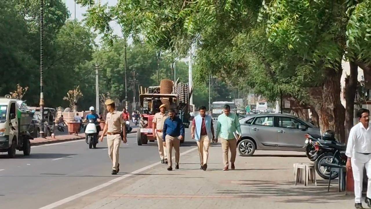 जिला कलक्टर पाली घर से पैदल ही आफिस आये ईधन बचाने का दिया संदेश