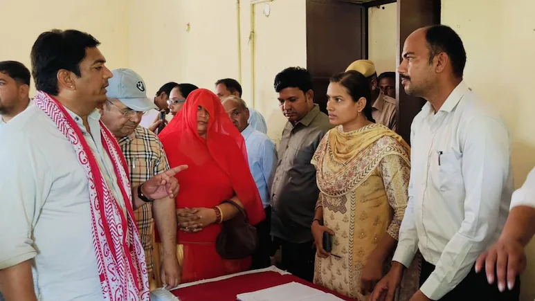 भजनलाल सरकार के कैबिनेट मंत्री ने अधिकारियों कर्मचारियों को दी चेतावनी, मंत्री की मौजूदगी में ग्रामीण सेवा शिविर में कई अधिकारी अनुपस्थित मिले