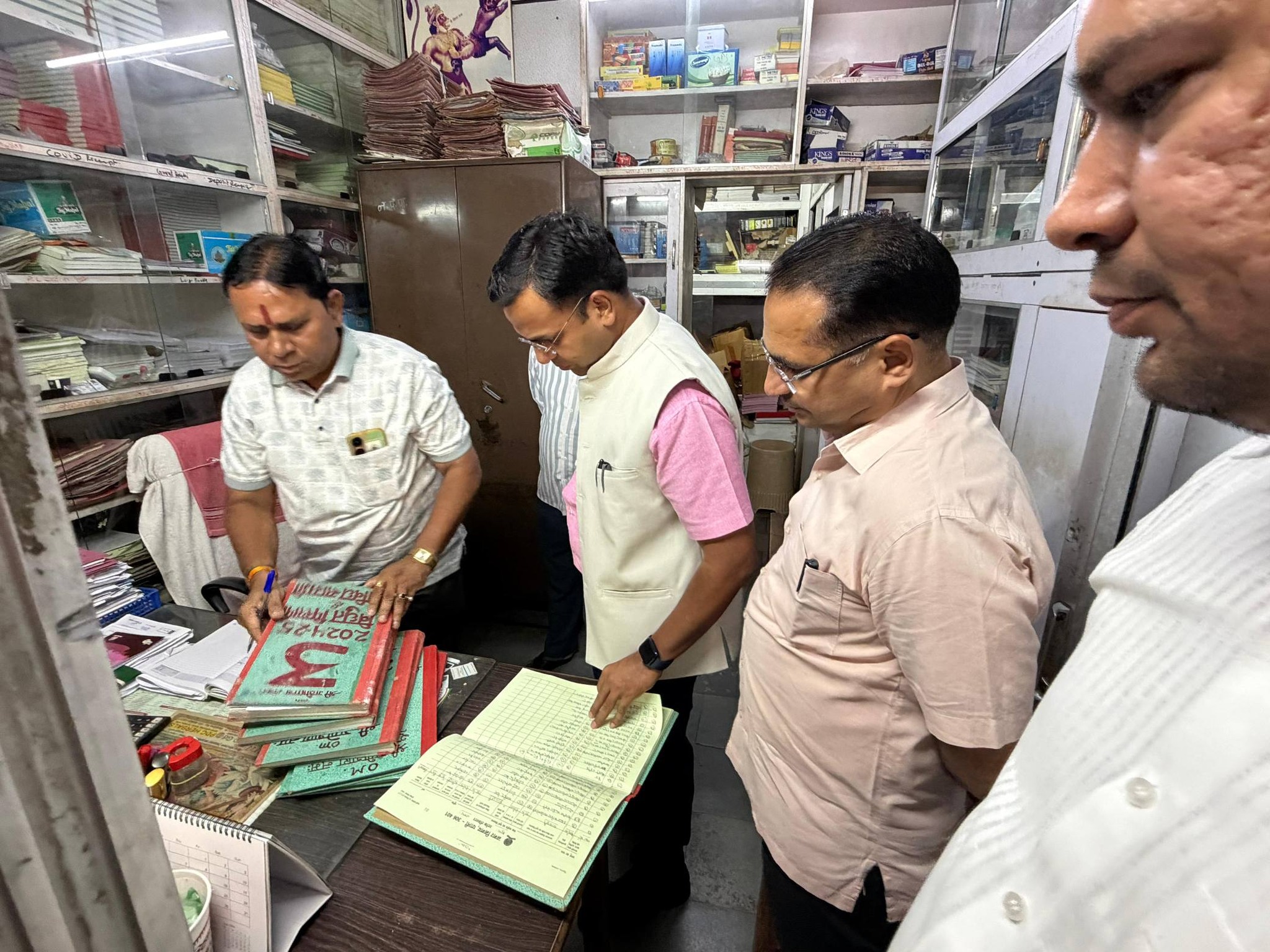 जिला कलक्टर डॉ रविन्द्र गोस्वामी ने निगम का किया औचक निरीक्षण व मौके पर अधिकारियों को दिए निर्देश
